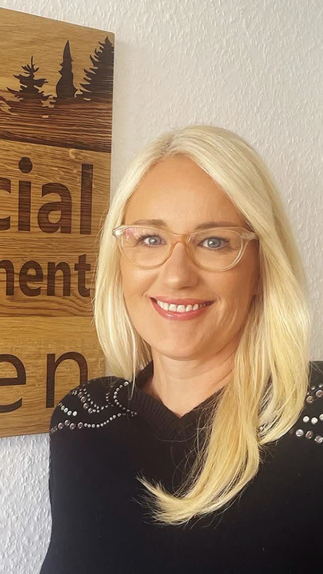 Willkommen im Team, Désirée Raum!

Als gepr. Immobilienwirtin (DFI) und gepr. Wertermittlerin für Wohnimmobilien (DFI) schlägt ihr Herz für Immobilien. Sie bringt fundierte Expertise im Bereich Vermarktung und Erwerb mit und hat schon eine Vielzahl an Projekten betreut.

Ihre Auszeiten genießt sie gerne bei Spaziergängen mit ihren beiden Hunden – Hunter, der sanfte Riese, und Teddy, der kleine Wirbelwind.
Wir freuen uns sehr über die tolle Unterstützung!

#Team #financial #management #immobilien